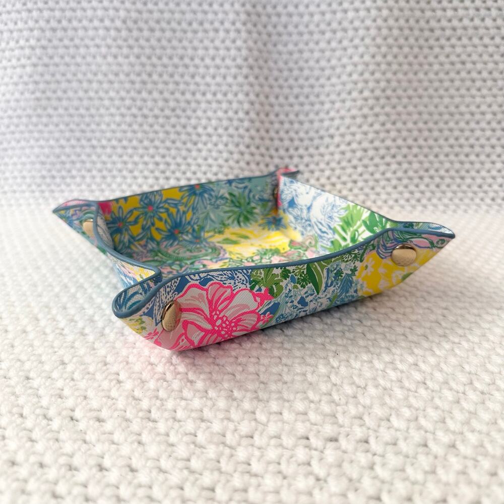 Lilly Pulitzer Vegan Leather Snap Button Corner Cheek To Cheek Catchall Tray